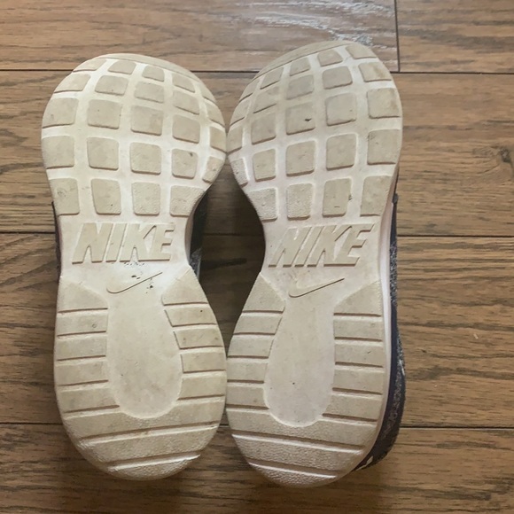 Nike navy training shoes. - Picture 4 of 4